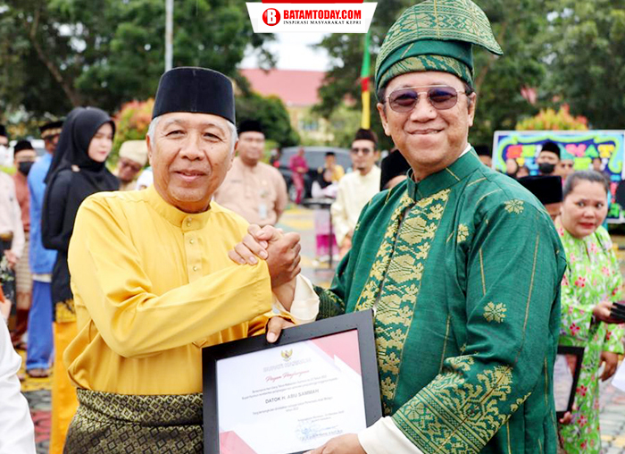 Wakil Bupati Karimun, Anwar Hasyim (hijau) saat foto bersama Ketua LAM Kabupaten Karimun, Abu Samah
